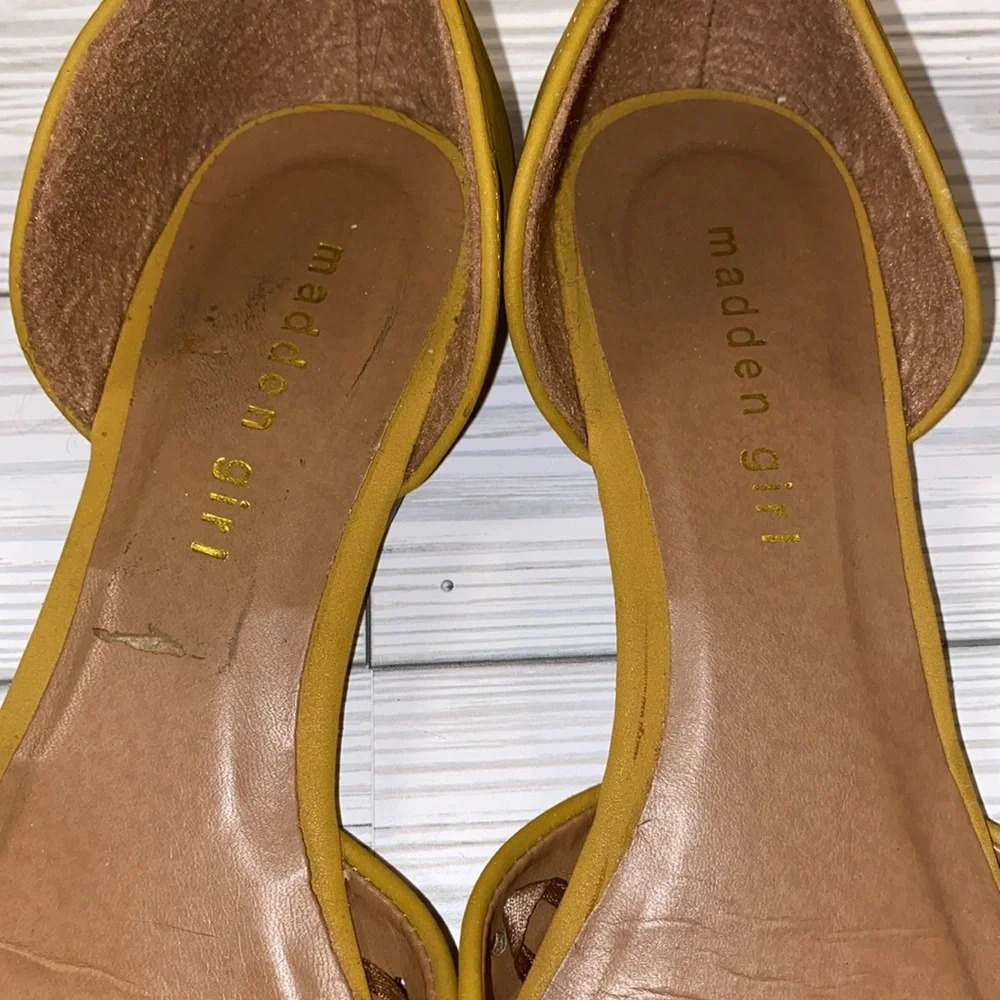 Madden Girl Mustard Sz 7 Flats - Picture 4 of 9